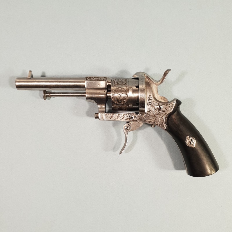 TRES BEAU REVOLVER DE CALIBRE 7 mm A BROCHE CATEGORIE D DE TYPE LEFAUCHEUX FABRICATION LIEGE VERS 1860 - 1880